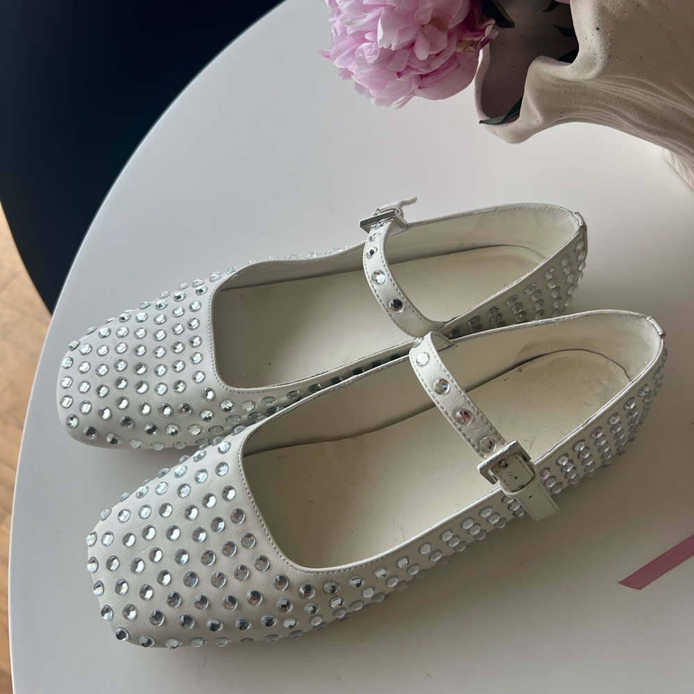 Lin Flats in white